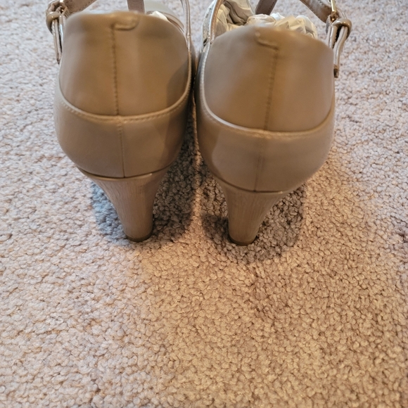 T strap pumps - Picture 8 of 8